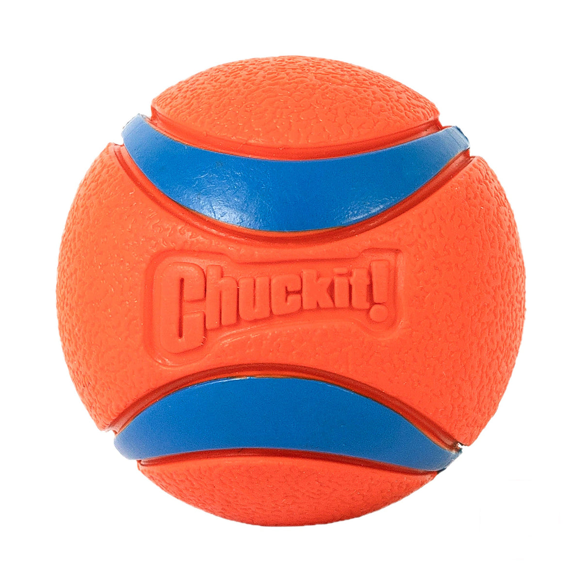 hond speelt met oranje Chuckit Ultra Ball van 6,4 centimeter