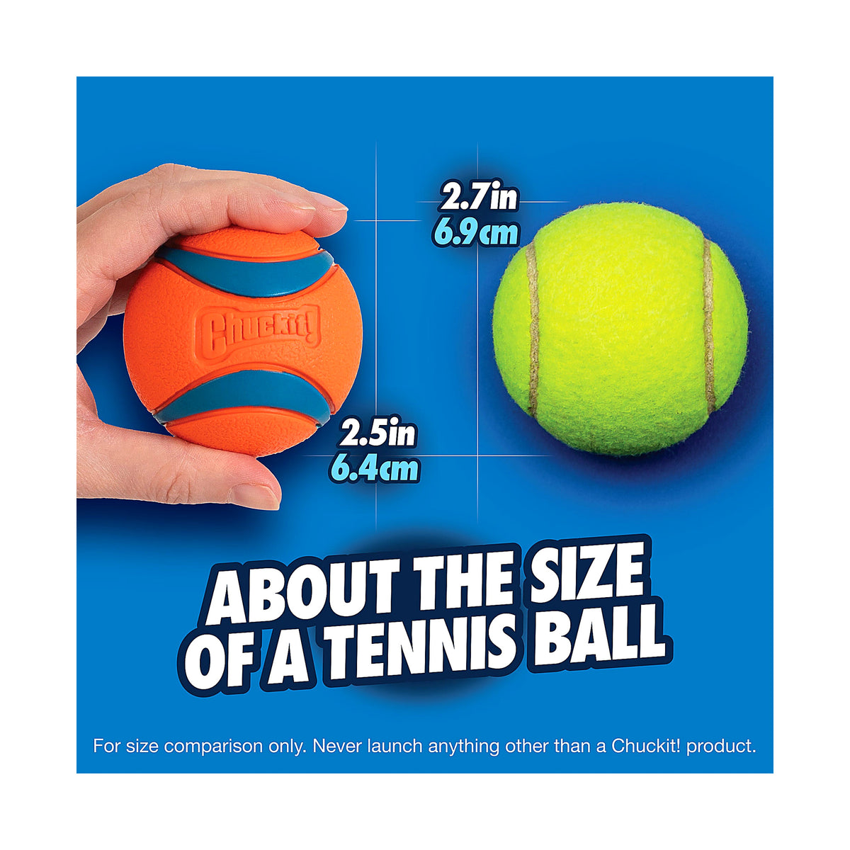 hond speelt met Chuckit Ultra Ball maat M naast een tennisbal