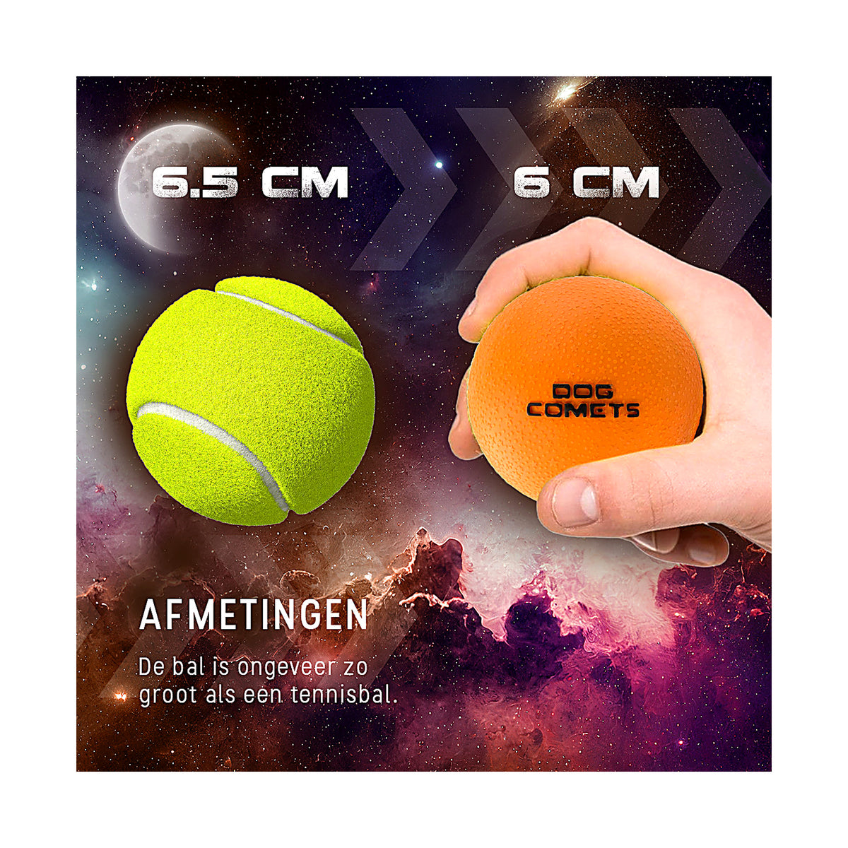 hond speelt met de Dog Comets Stardust maat M van 6 centimeter naast een tennisbal
