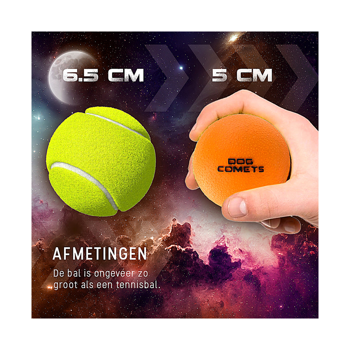 hond speelt met de Dog Comets Stardust maat S van 5 centimeter naast een tennisbal