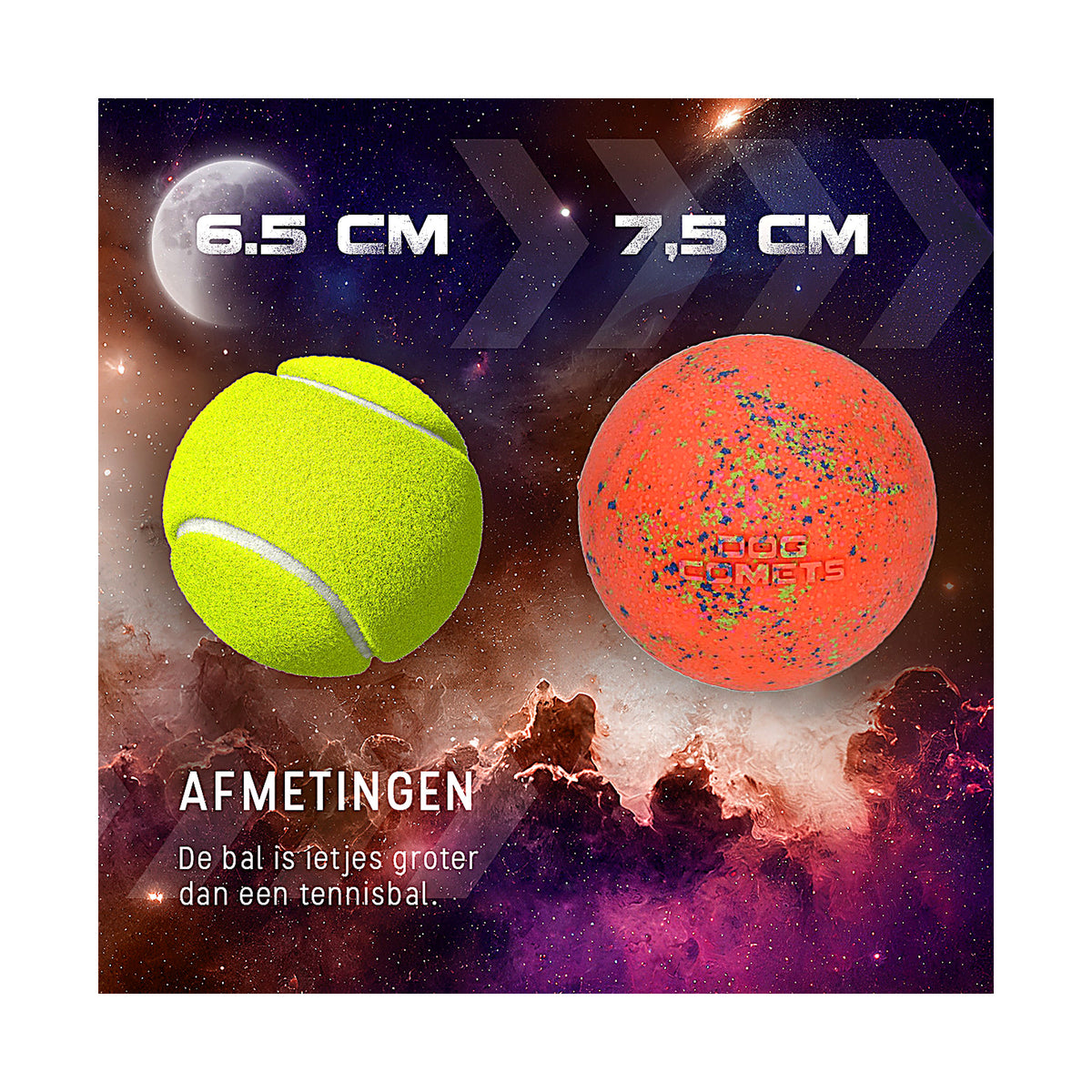 hond speelt met de Dog Comets Stardust maat L van 7,5 centimeter naast een tennisbal