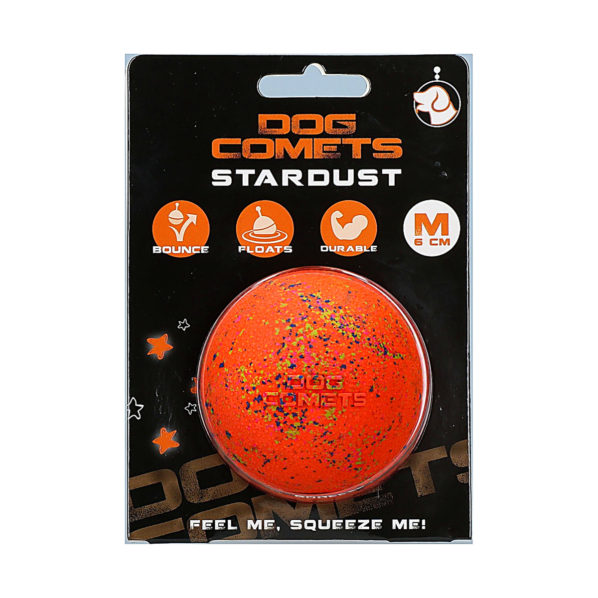 hond speelt met de Dog Comets Stardust uit de verpakking