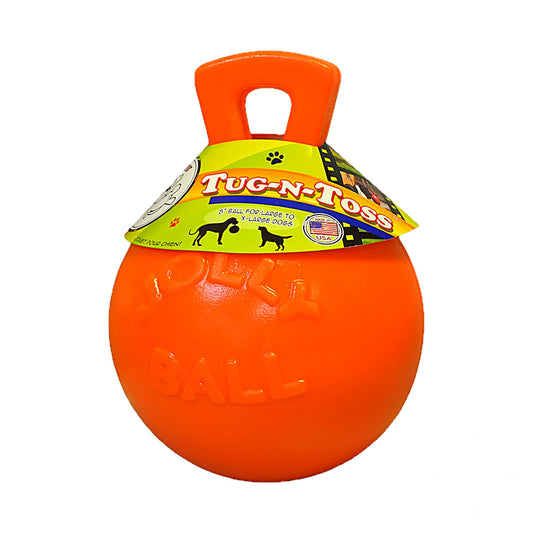 hond speelt met oranje Jolly Tug-n-Toss speelbal met handvat